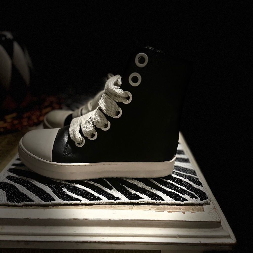 ‼️SOLD‼️
🆕 Rick Owens—-Knock-Offs HighTop Sneakers w/Zipper